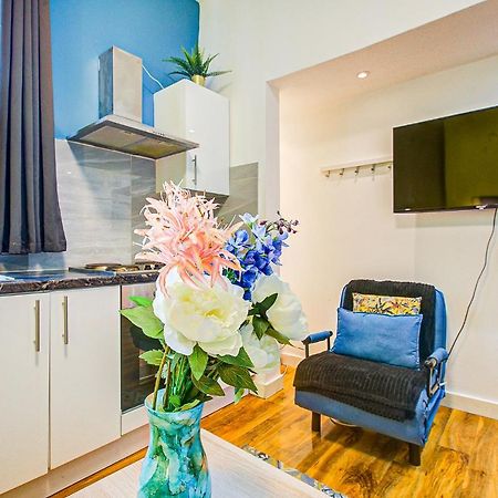 Studio With A Large Toilet And A Separate Room Budget Price Central 伦敦 外观 照片