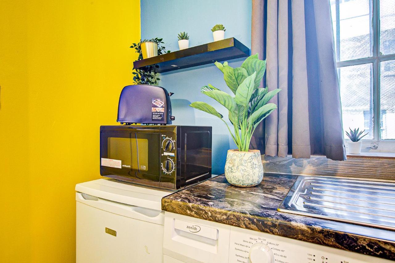 Studio With A Large Toilet And A Separate Room Budget Price Central 伦敦 外观 照片