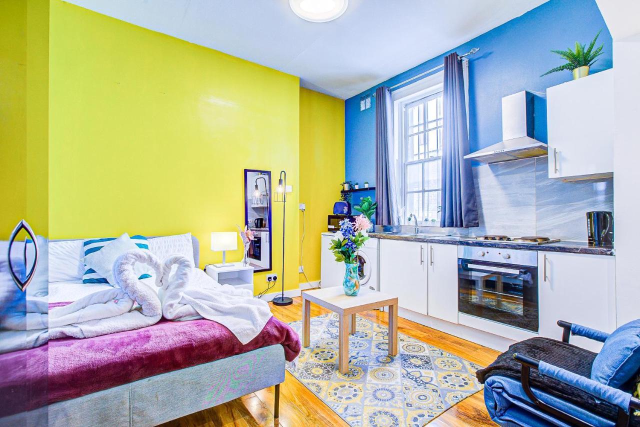 Studio With A Large Toilet And A Separate Room Budget Price Central 伦敦 外观 照片
