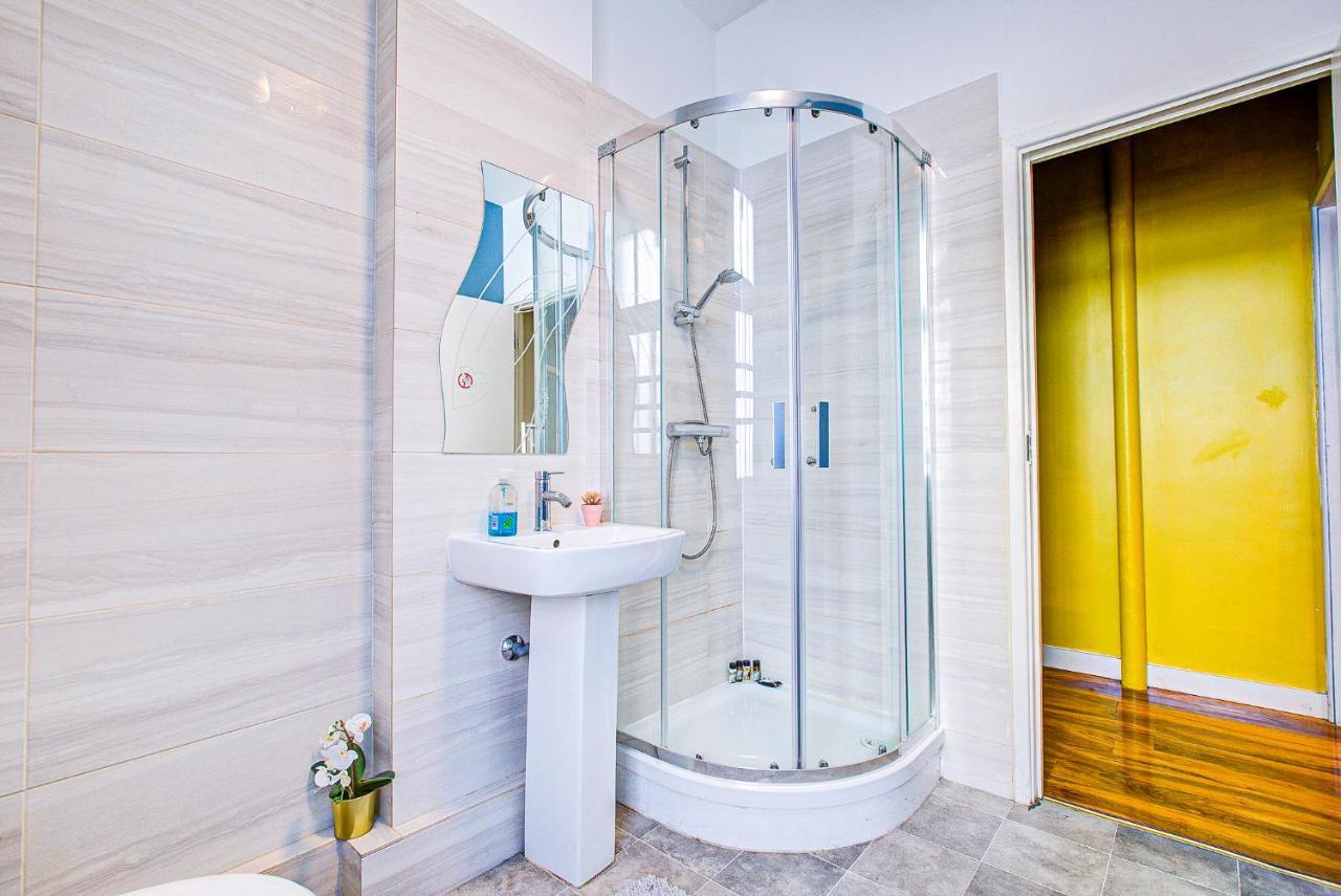 Studio With A Large Toilet And A Separate Room Budget Price Central 伦敦 外观 照片