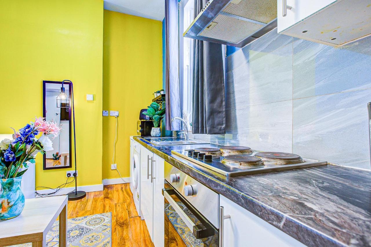 Studio With A Large Toilet And A Separate Room Budget Price Central 伦敦 外观 照片