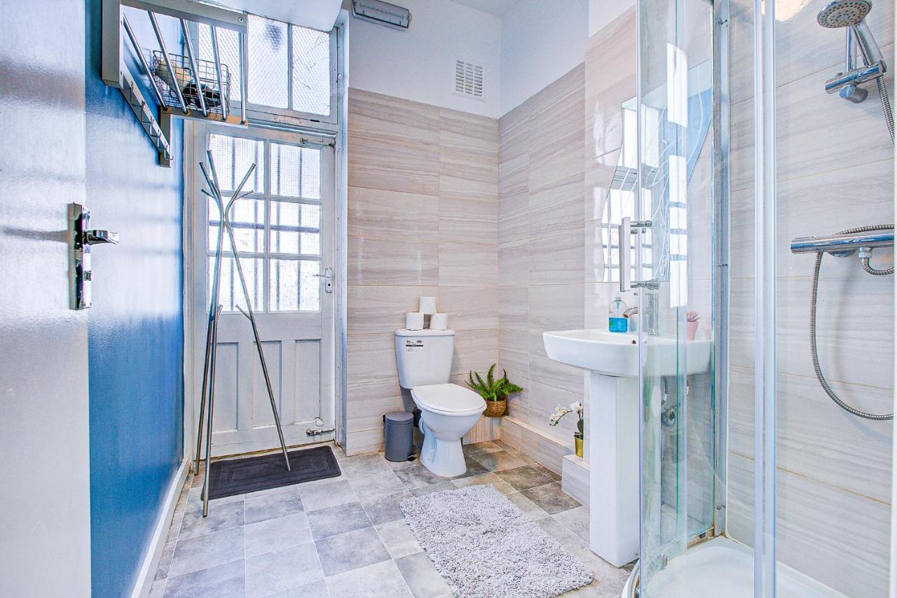 Studio With A Large Toilet And A Separate Room Budget Price Central 伦敦 外观 照片