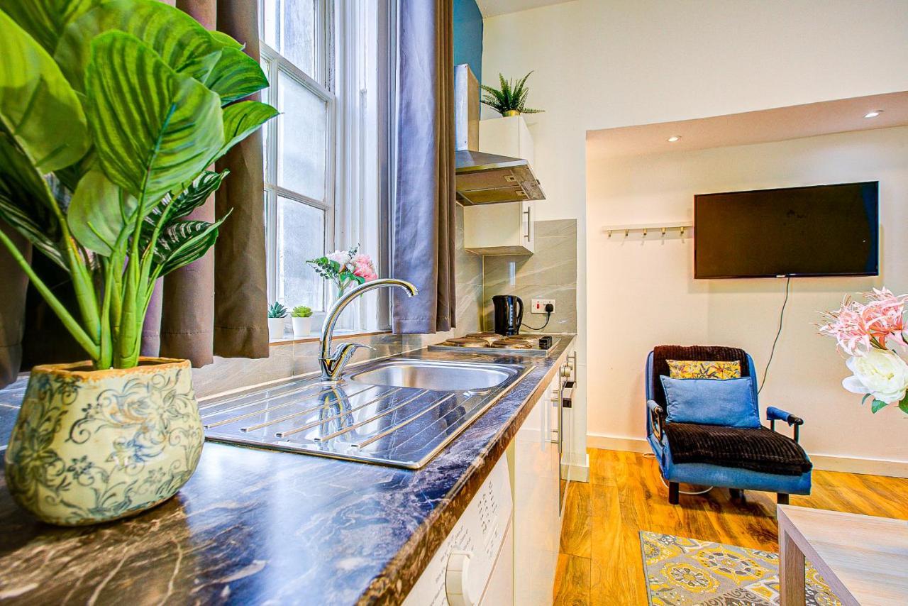 Studio With A Large Toilet And A Separate Room Budget Price Central 伦敦 外观 照片