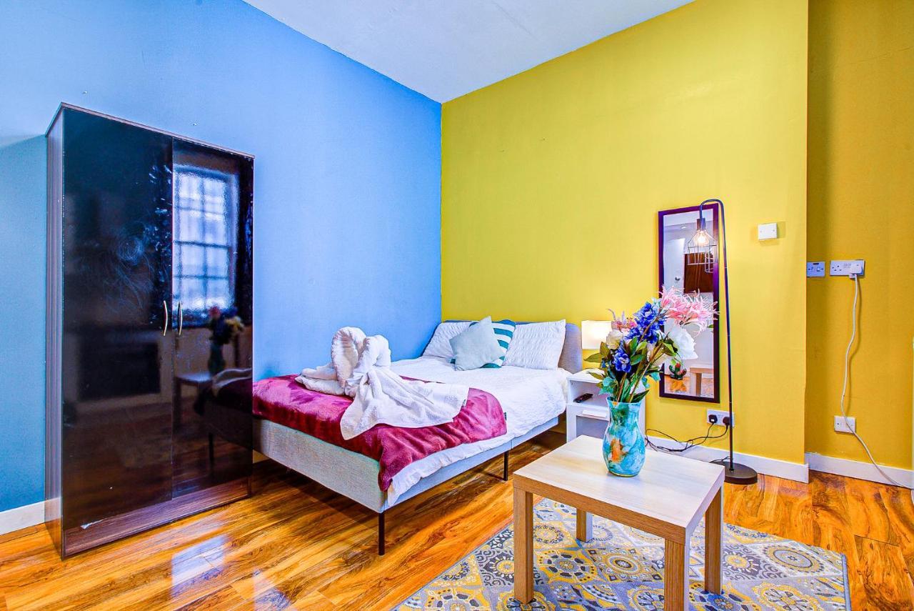 Studio With A Large Toilet And A Separate Room Budget Price Central 伦敦 外观 照片